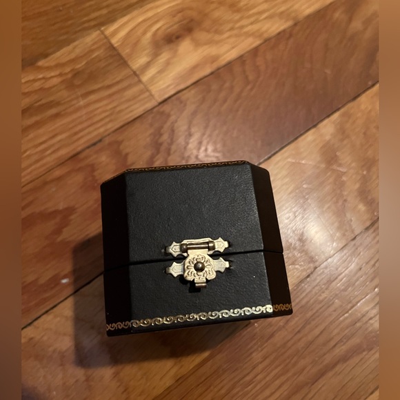 EUC ITB Juicy Couture Pearl Earrings without backings - Picture 4 of 5